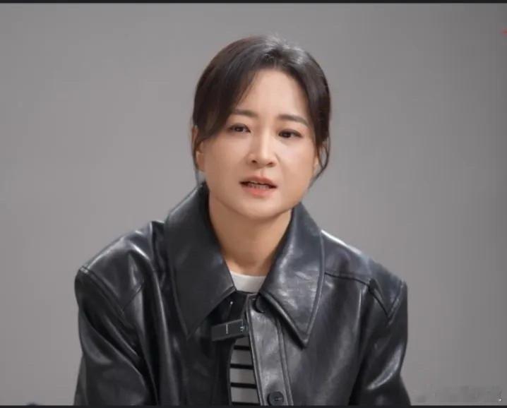 贾玲真的瘦了，为角色增重40斤再减重100斤，有人质疑换脸，瘦了之后整个人的气质