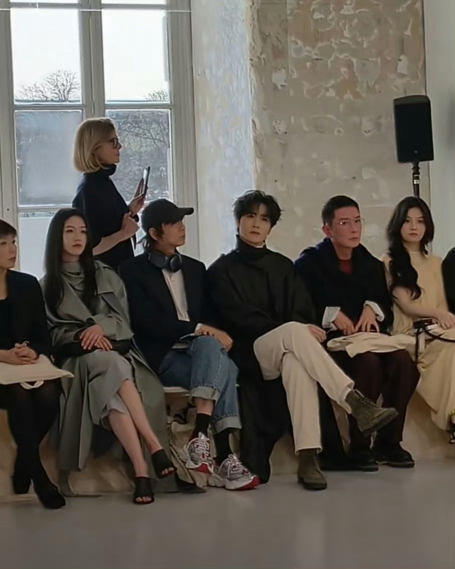 向涵之展轩刘冲春夏同框看秀 向涵之展轩刘冲春夏秀场同框 