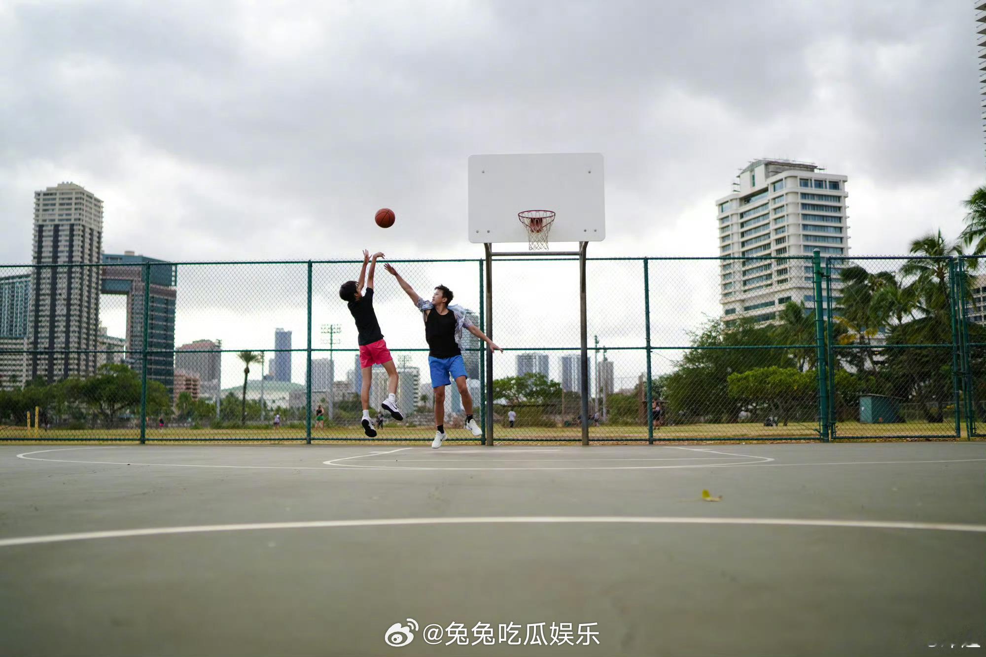 邓超晒出儿子打篮球的照片，说:兄弟，生日快乐，爱你！ 满屏的大长腿啊 