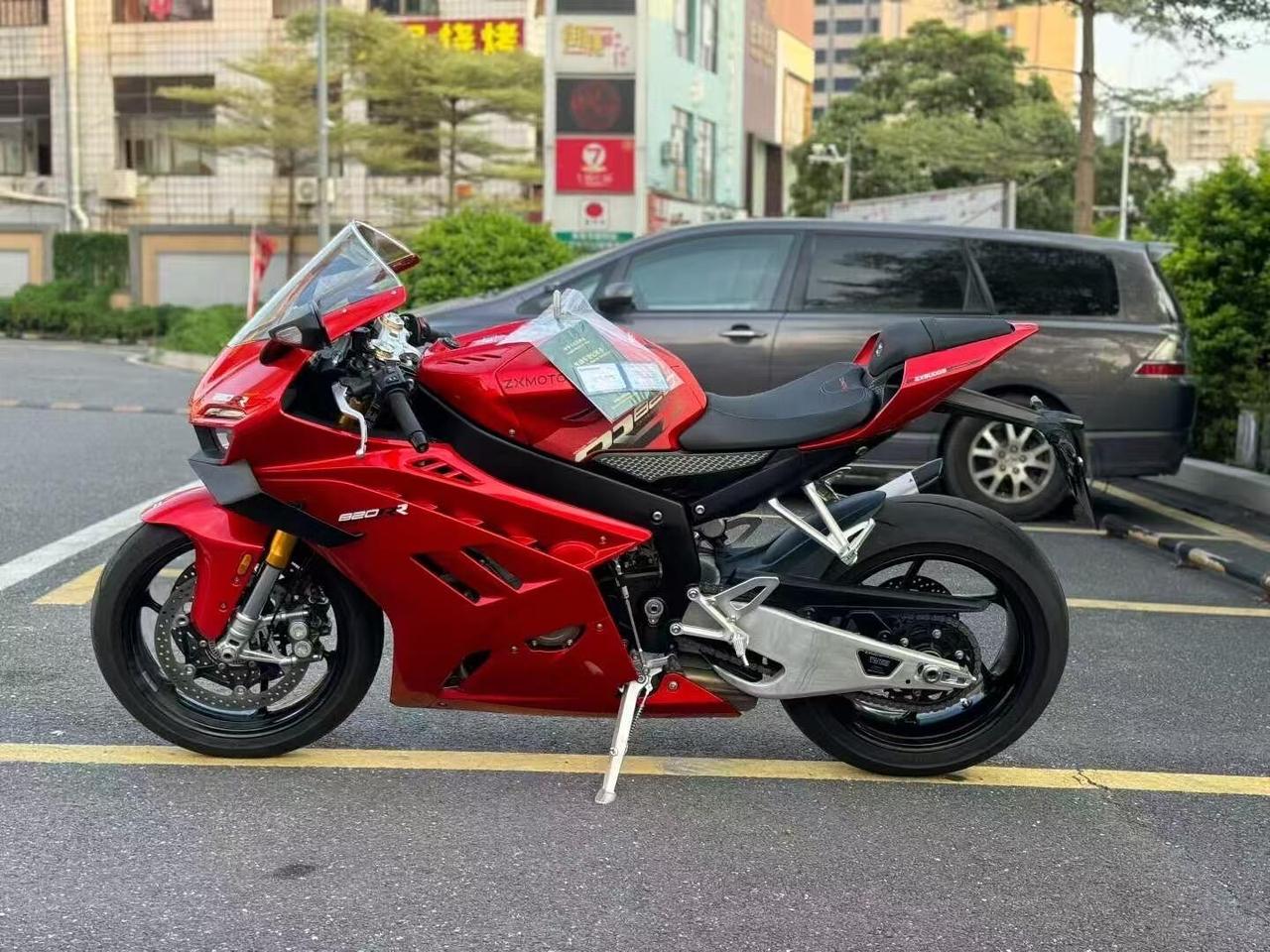 去摩博会别光凑热闹，张雪展台的 820RR-RS 必看，实车碳纤维质感比图片强太
