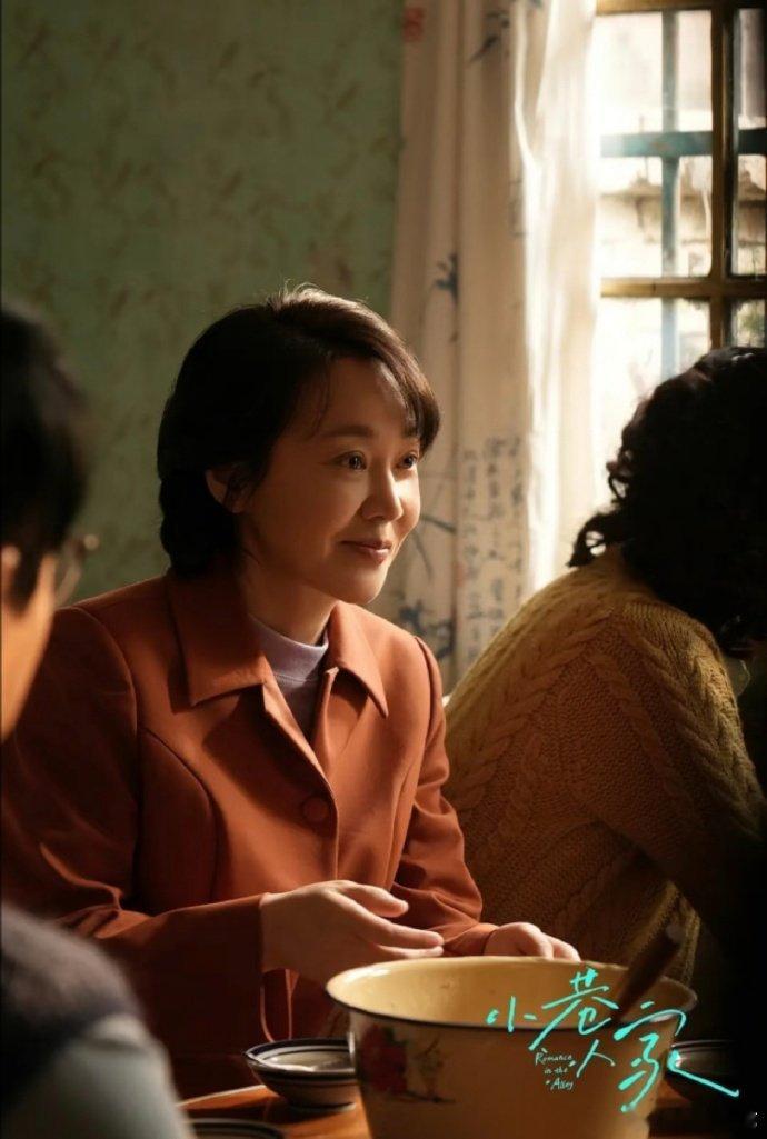 闫妮小巷人家陪跑三大奖闫妮疑似被三大奖卡二封 看完颁奖心里闷闷的，闫妮演的黄玲就