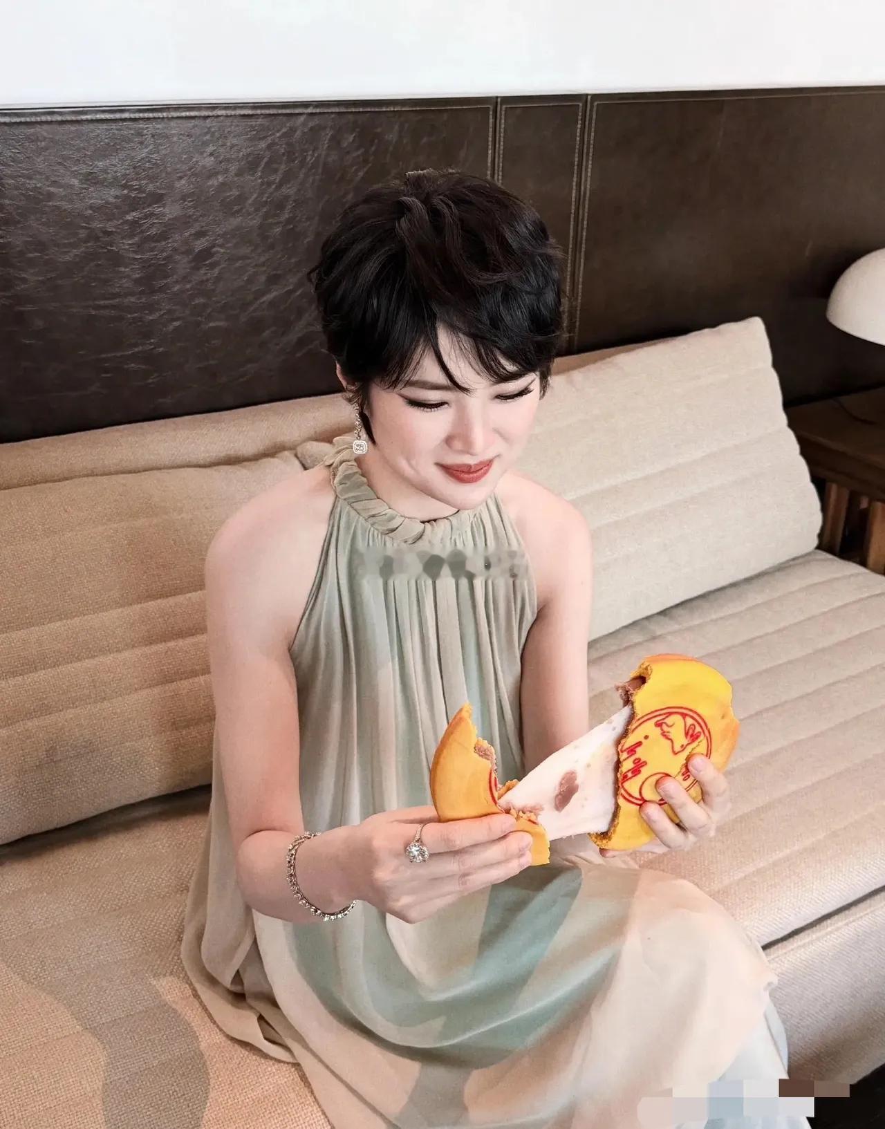 都在看姚安娜的中秋月饼，没人看她手指上那么闪的钻戒吗？二公主，一脸傲娇，真是好漂