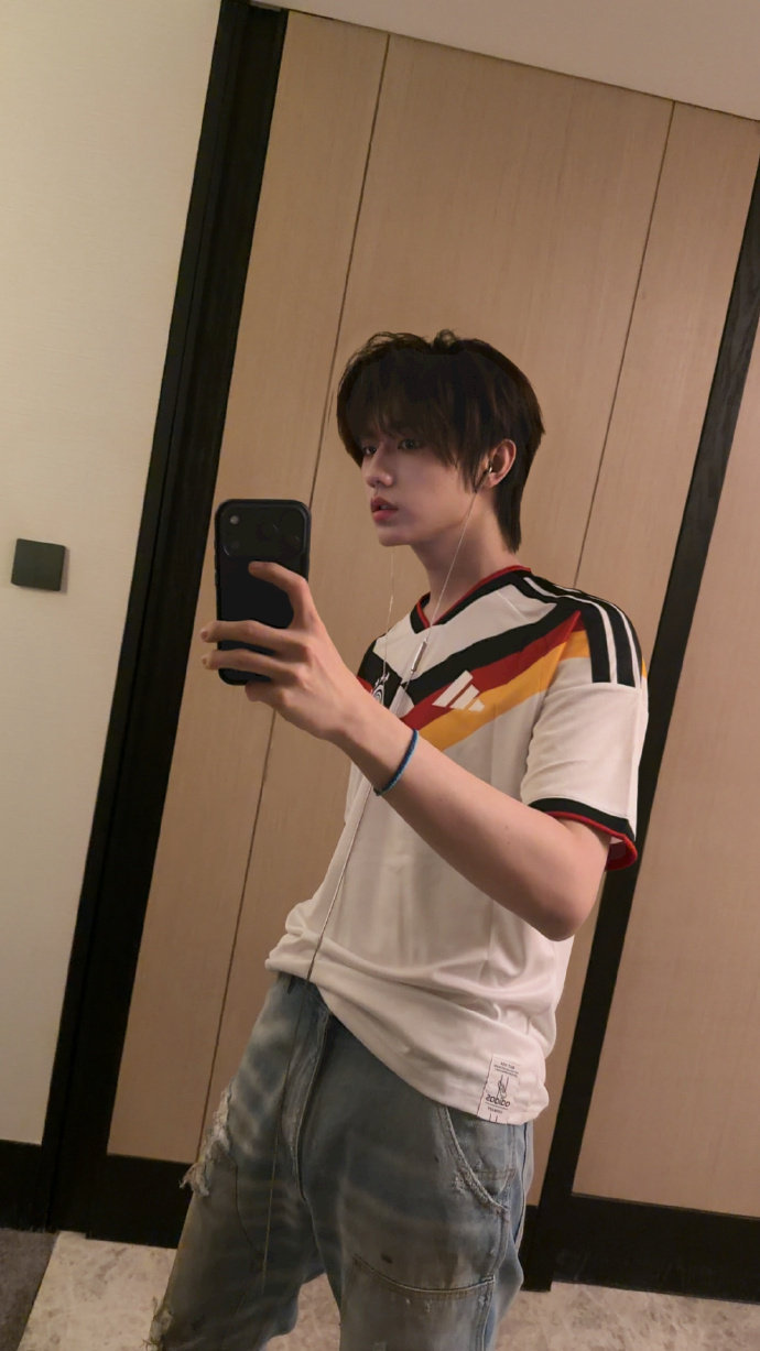 张子墨音综上班了 张子墨牛奶猫皮肤 张子墨音综上班了，张子墨牛奶猫皮肤，满分可爱