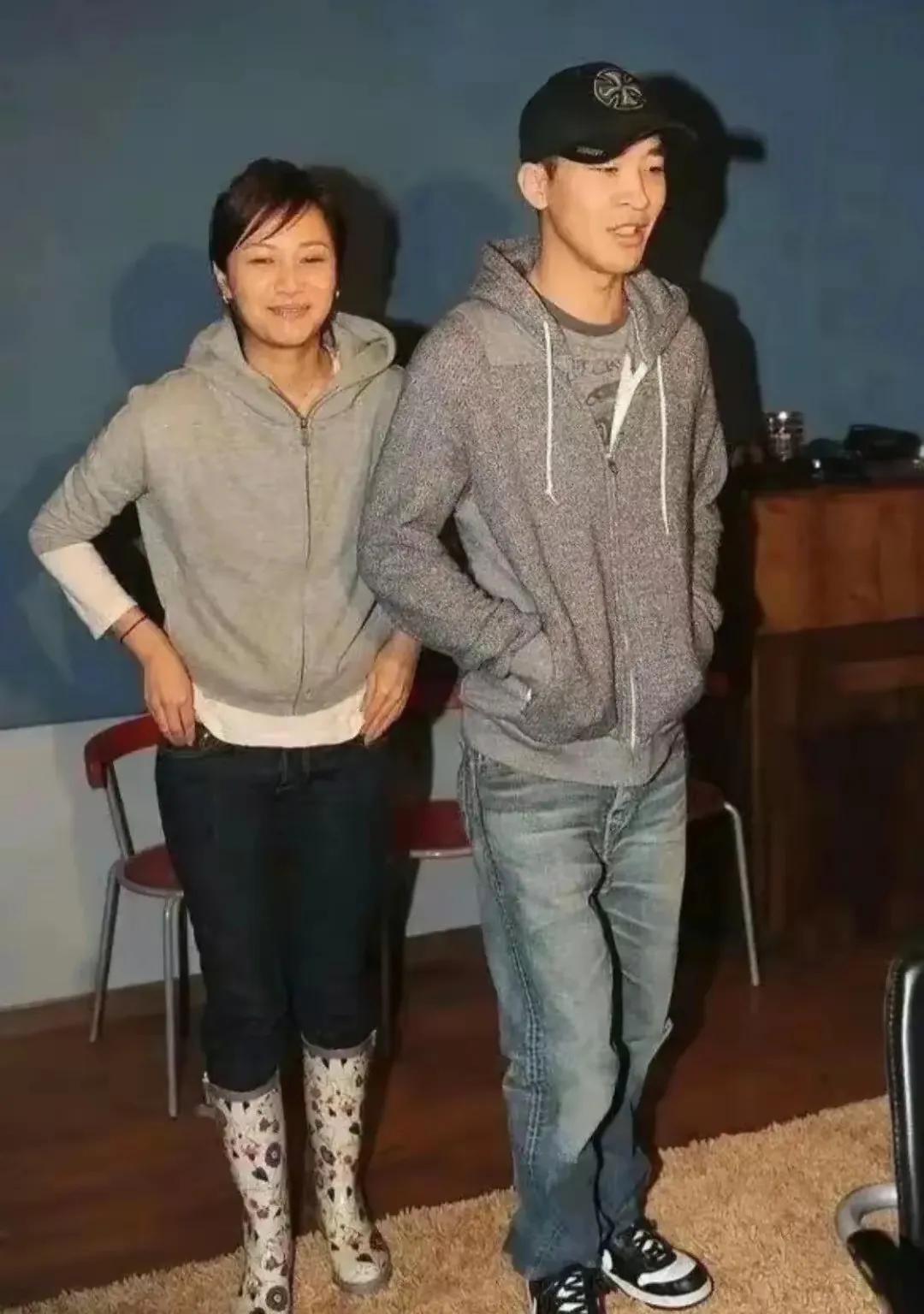 这个男的有点惨，大牌女友只跟他谈恋爱不结婚！这个女的被人亲切地称为老徐，她和男友