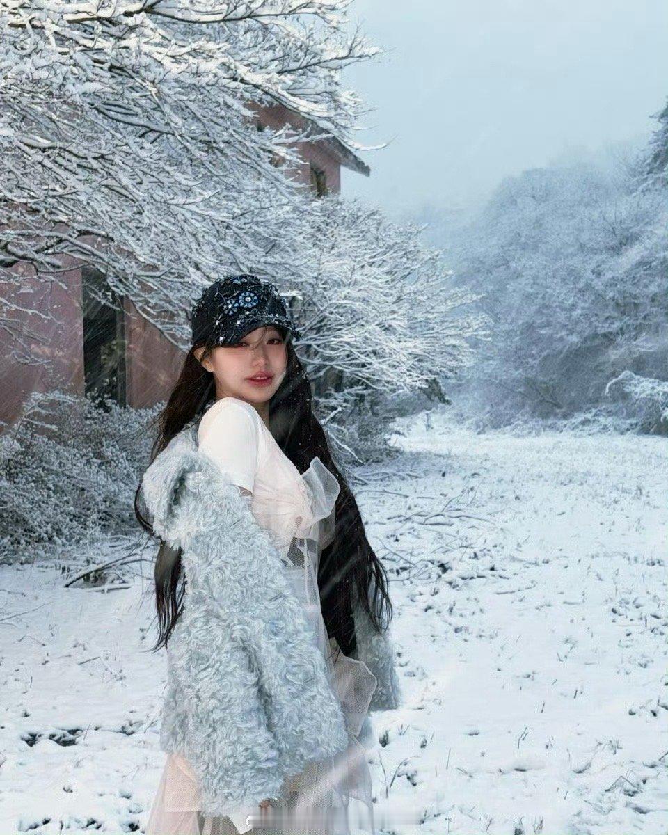 明星私服搭配[超话]  张元英 更新ins雪地女神❄️ 