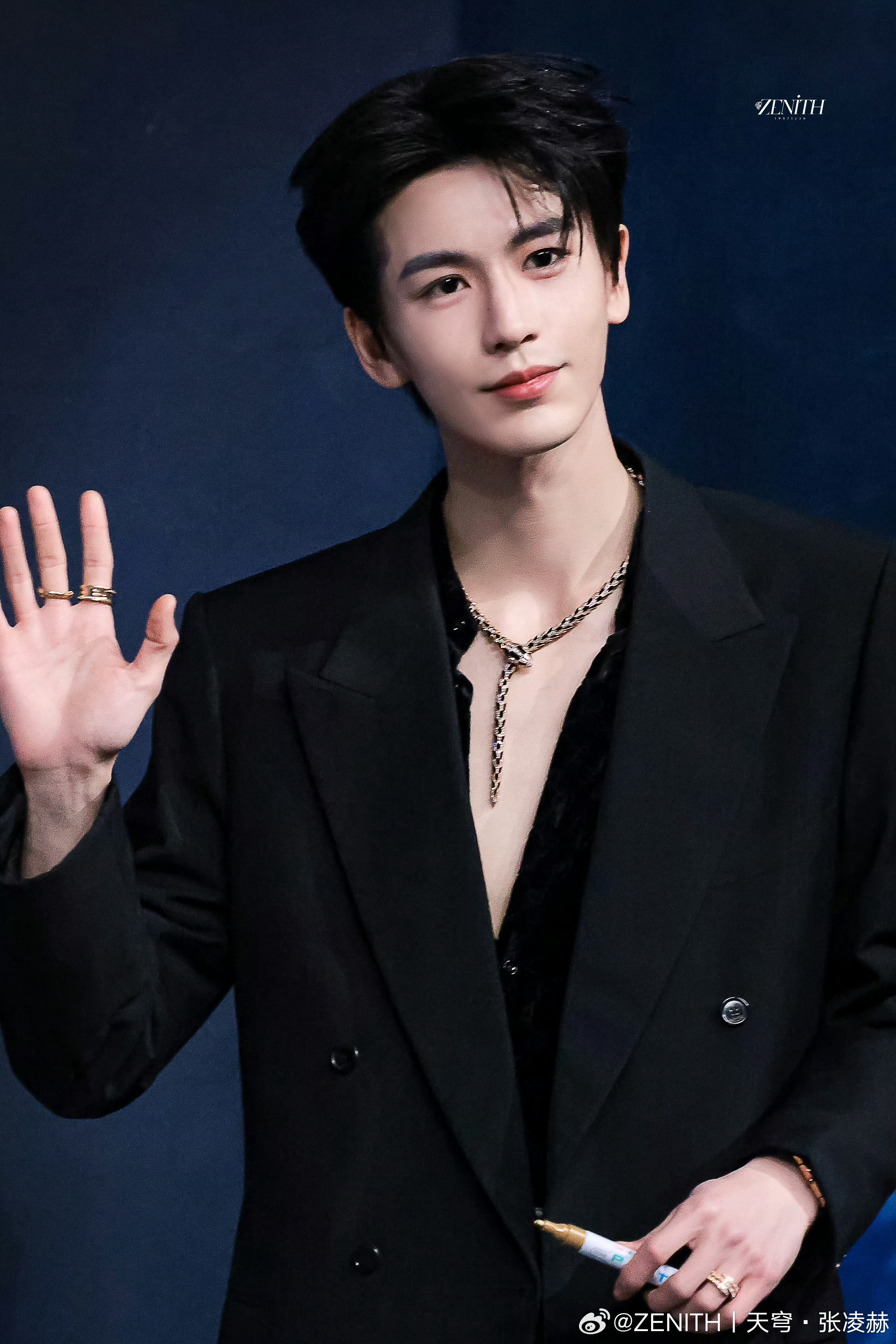 张凌赫红毯路透图完全是天神降临纯硬帅张凌赫宋祖儿 顶级帅哥遇上顶级美女