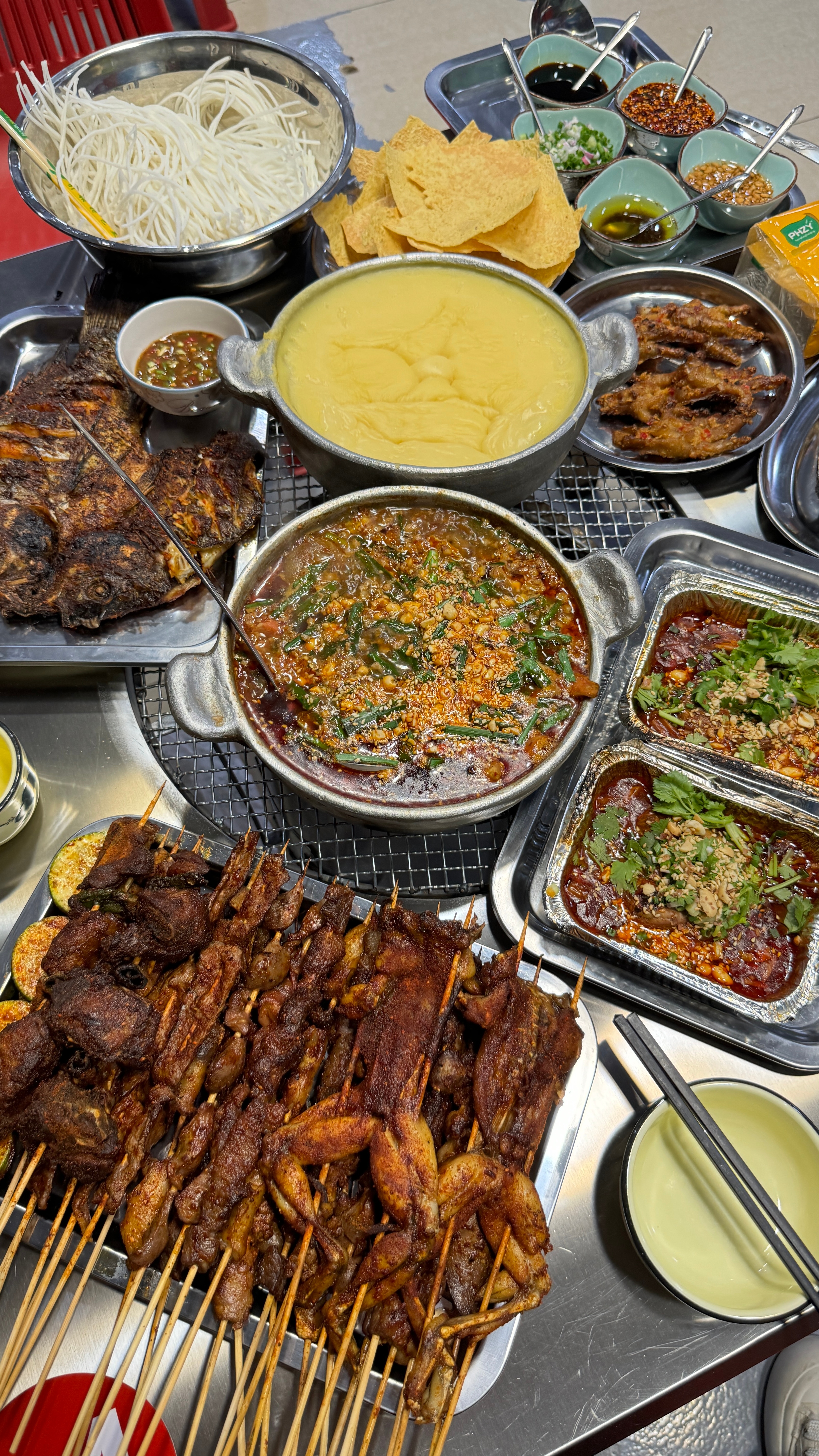 深夜放毒[偷笑]谁懂巍山烧烤的含金量！！！！热油份 涮饵丝 包烧猪脑 烤茄子么么