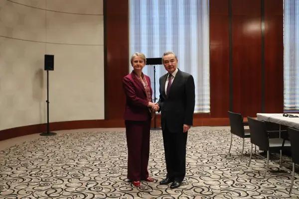 特朗普政府推行“美国优先”政策，不断对盟友挥舞关税大棒，甚至威胁夺取格陵兰岛等领