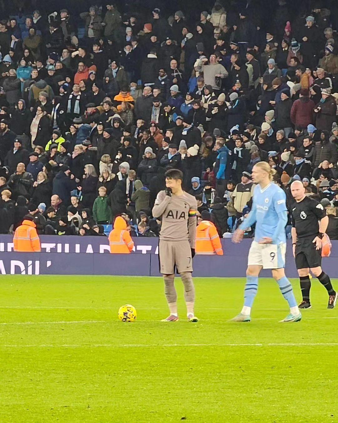 哈兰德和孙兴慜的终极PK，背景板也很强大。[笑哭]这表情，都是真情流露，谁也没资