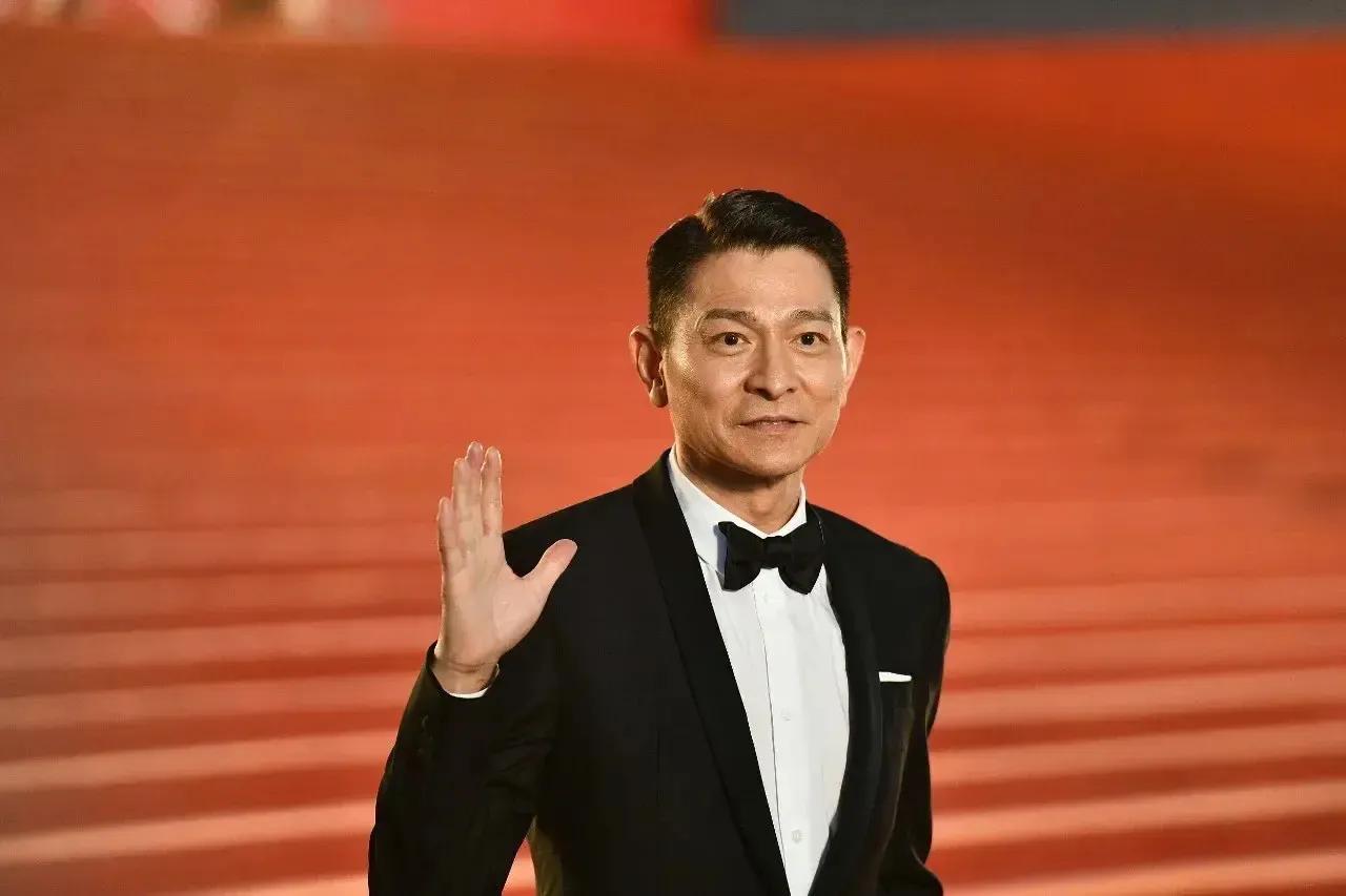 刘德华，被香港娱记爆出大瓜！

7月10日，向来低调的“天王”刘德华，突然引起了