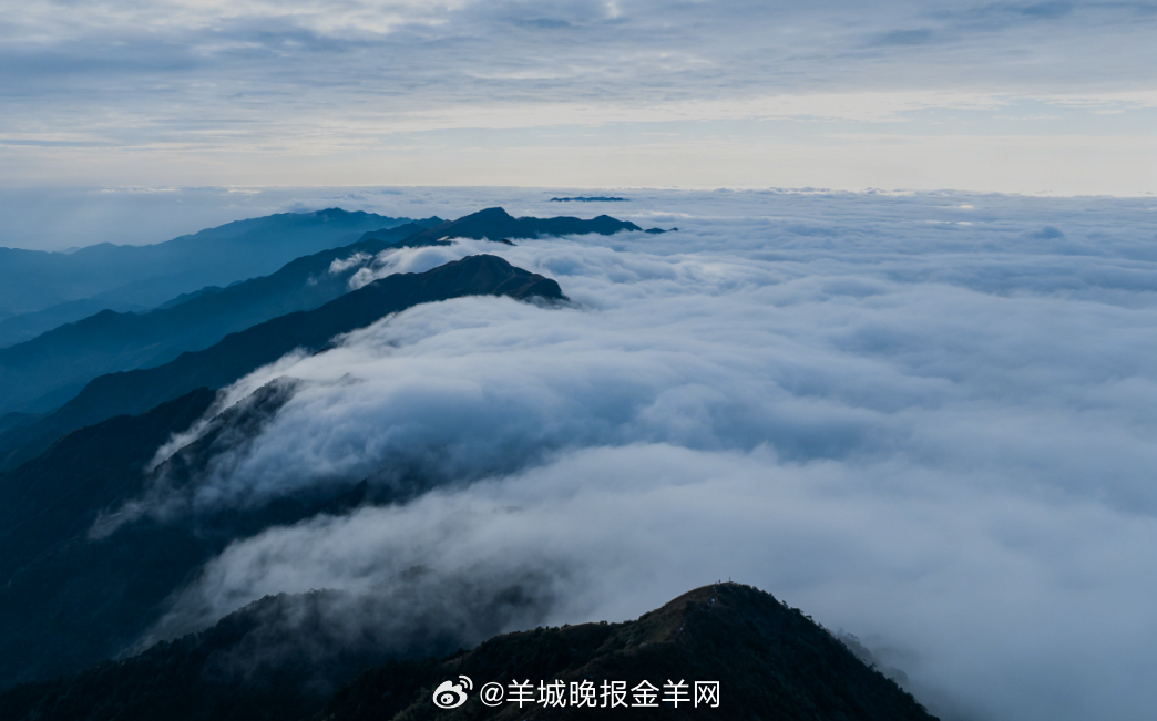 #早安# 登山后静立山巅，翻涌云海缓缓漫过层叠山峦，流云舒卷，清风拂面。置身这片