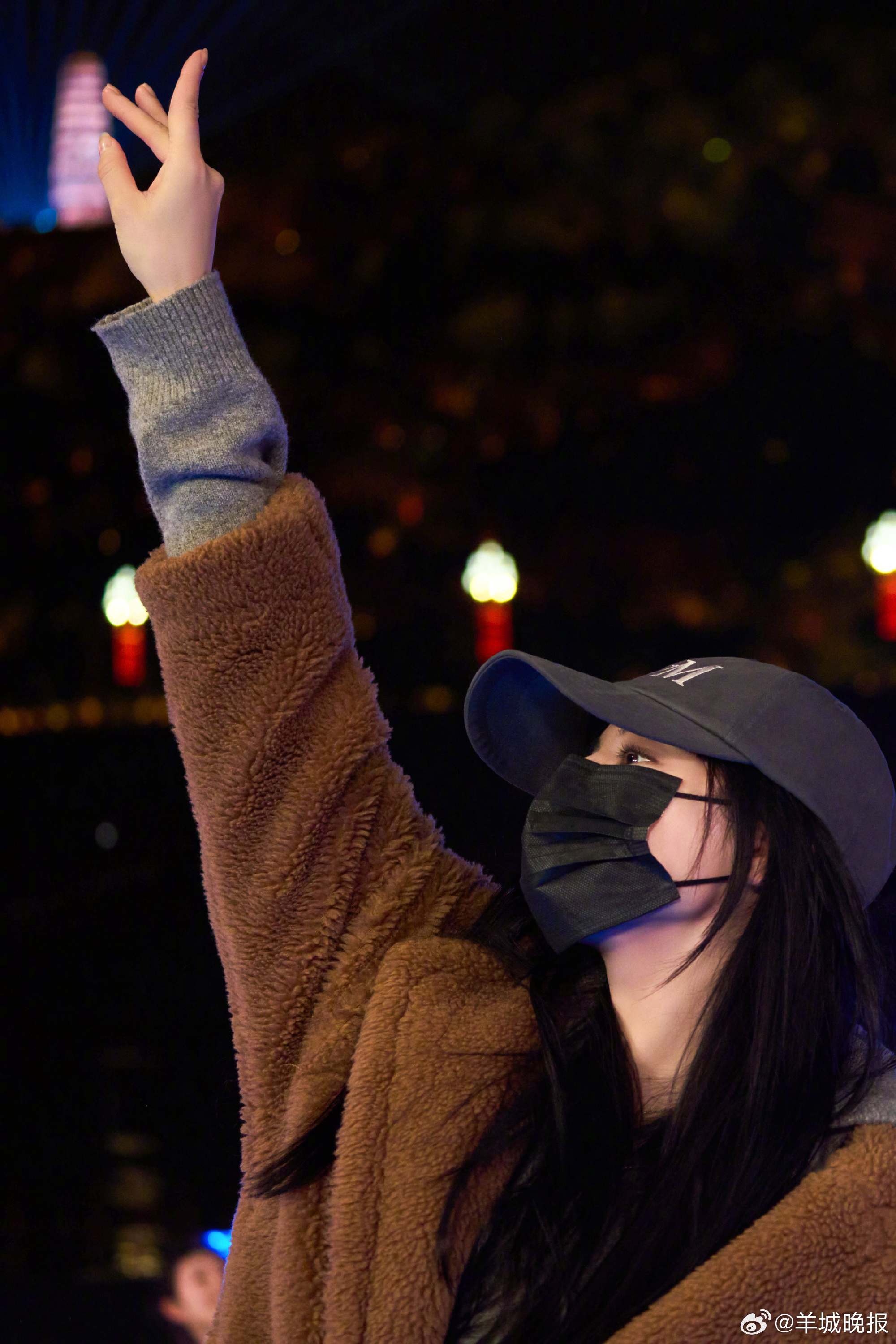 【#迪丽热巴春晚彩排照#】2月17日，大年初一，发布迪丽热巴春晚彩排照片。并配文