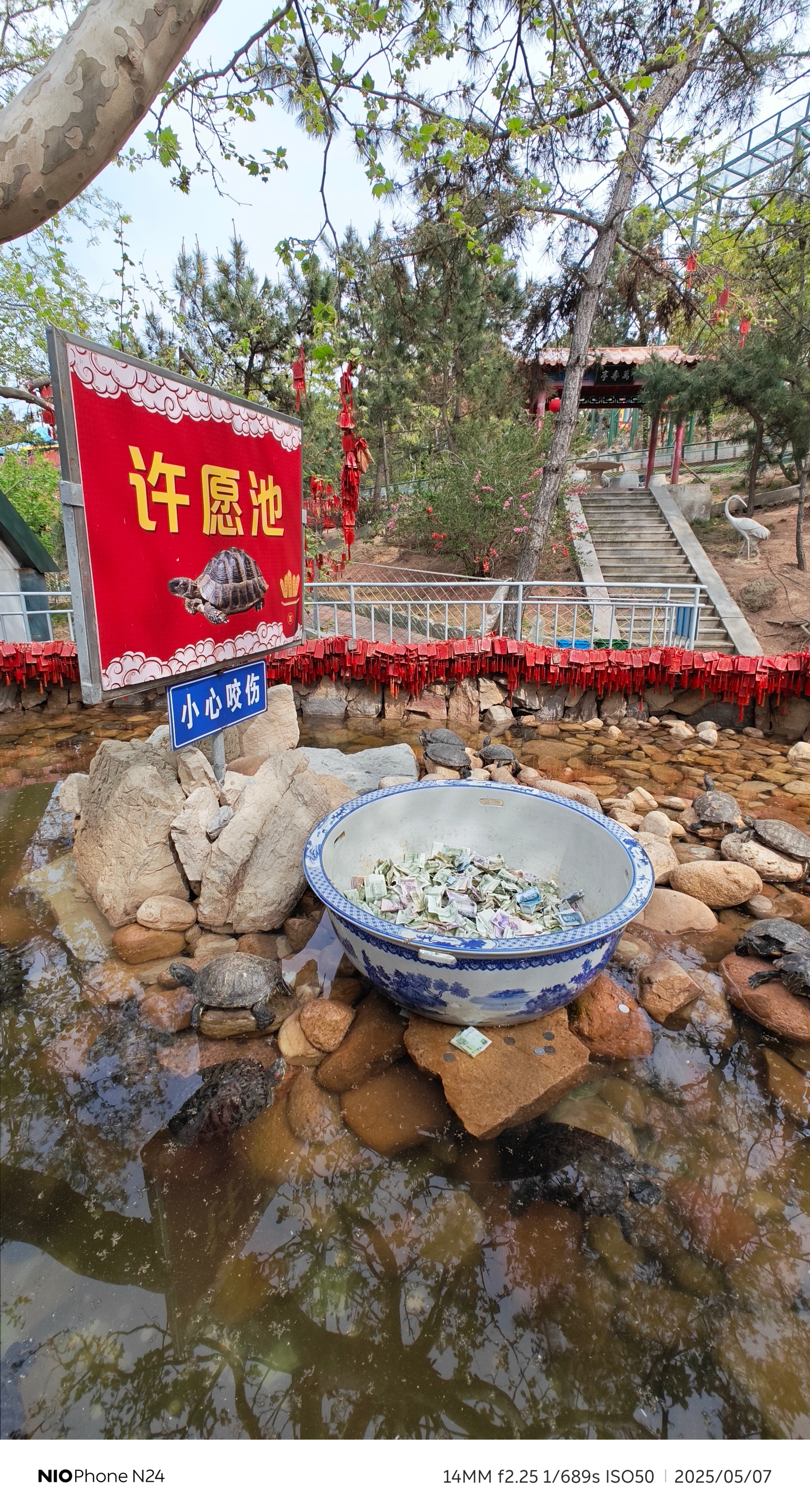 许多景点里都有许愿池，这个我理解。有许愿池的地方必然扔进去一堆硬币，这个我也理解