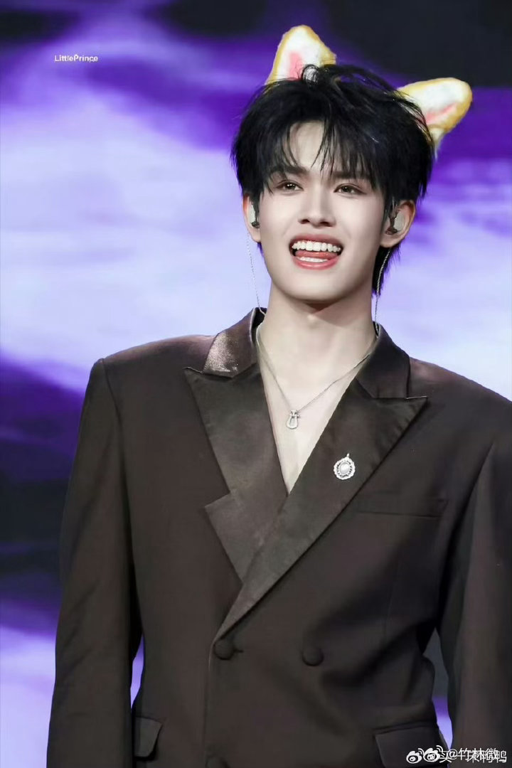 张极生日会首唱原创单曲张极直播生日会现场首唱原创歌，双向奔赴的感觉太戳人了，全场