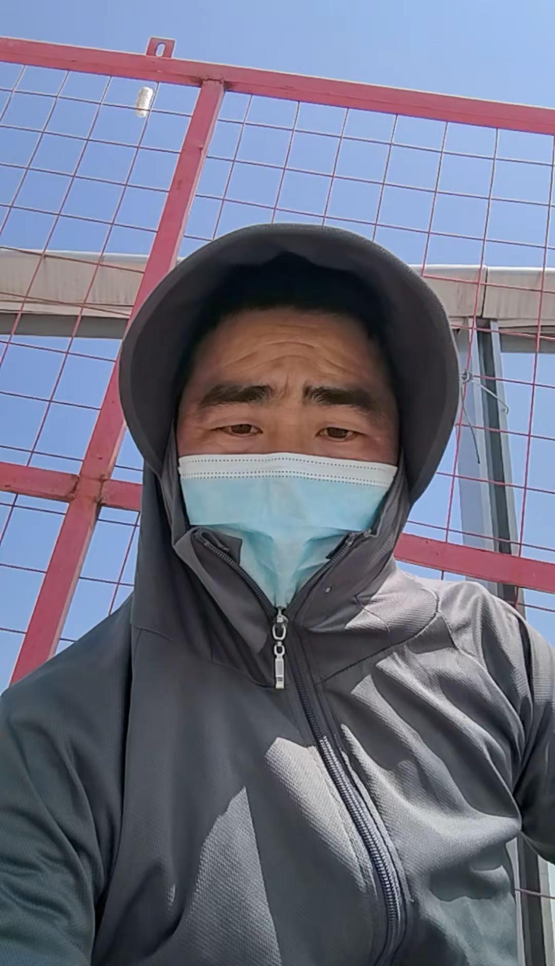 户外防护 连帽外套穿搭 运动场随拍 蓝天白云好天气