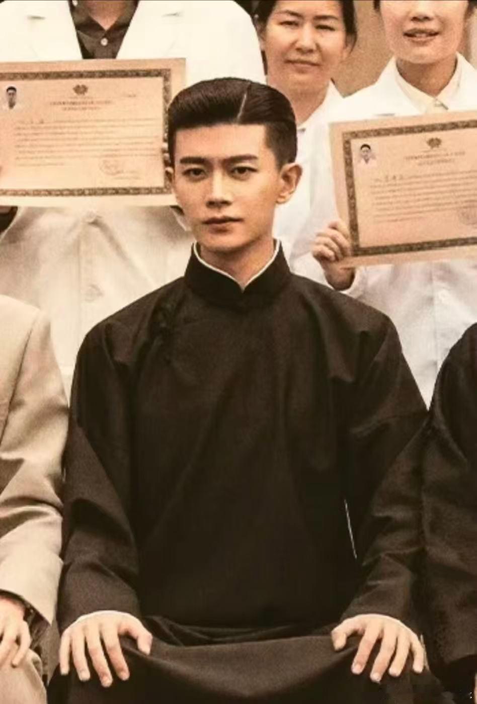 年轻小伙一个决定救了所有人 别人都在计较得失，只有他盯着苍生安危。这份格局，活该