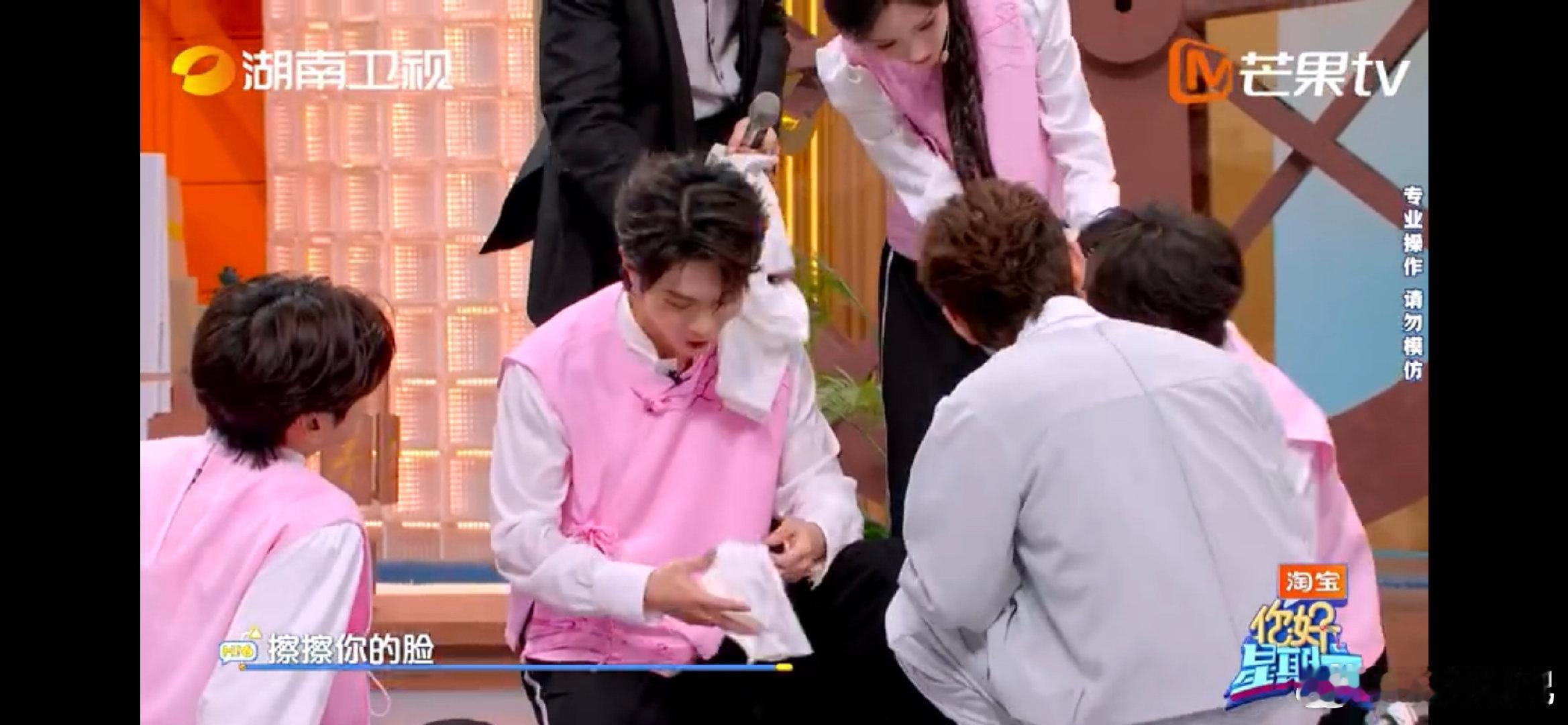 孟子义[超话]孟子义擦完你的擦你的你好星期六运水大战湿一片，队友个个像落汤鸡，孟