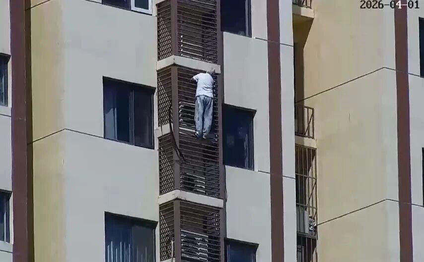 89岁独居老太被困27楼，试图爬到一楼