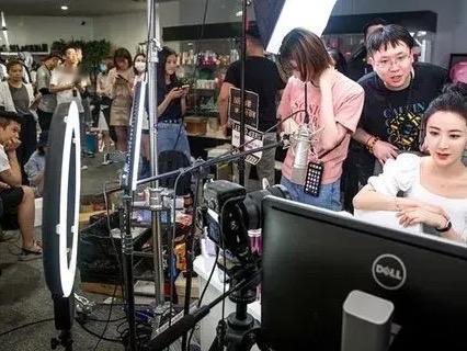 薇娅的行为为什么不算合理避税？

有人认为，薇娅避税的方法，其实跟其她明星开工作