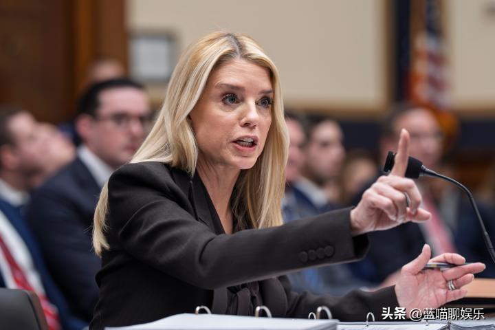 特朗普解雇司法部长帕姆·邦迪，她将转任到一个私营部门的新职位。
邦迪是继克里斯蒂