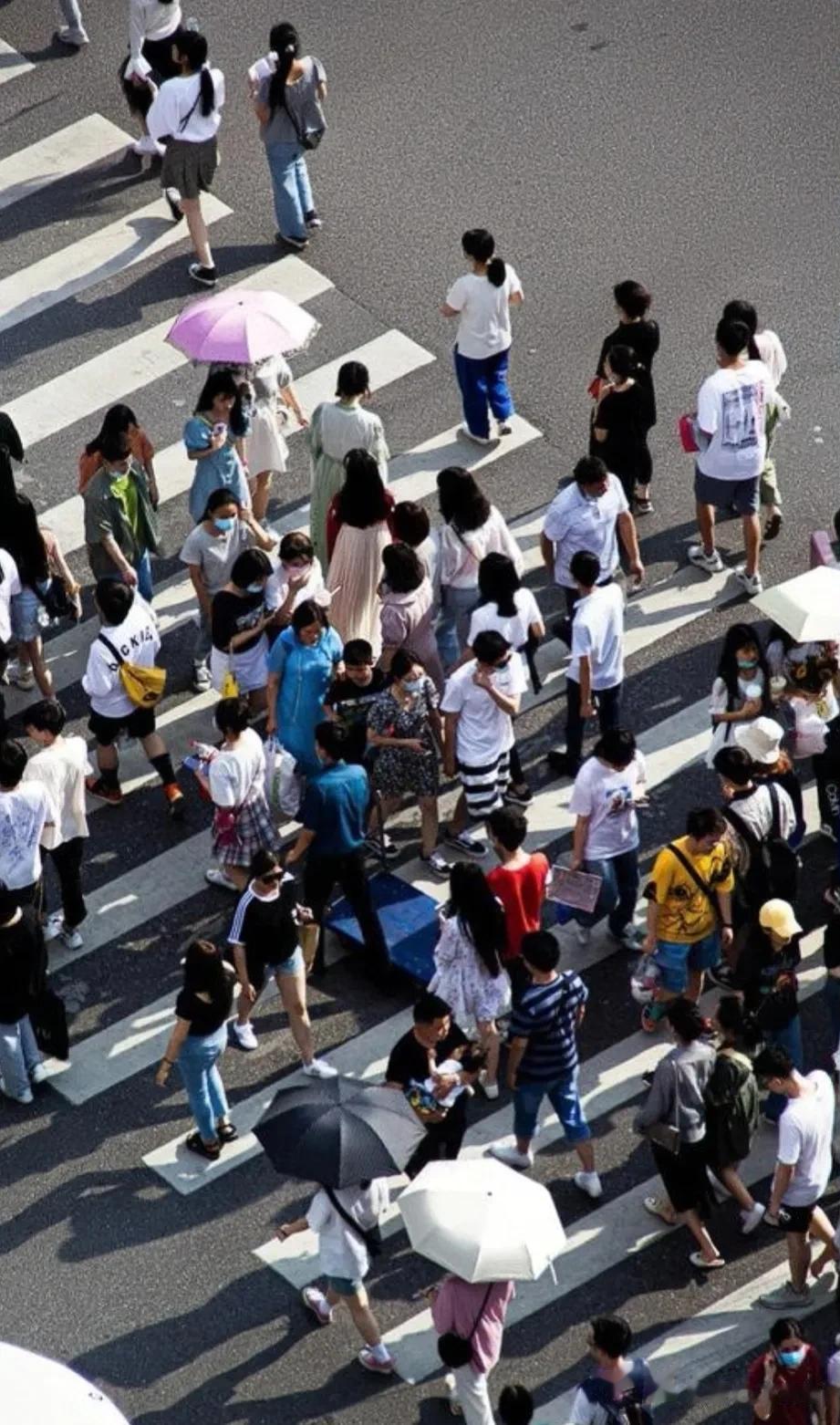 5月份以后，越来越明显的10大反常现象:

1.星期天，逛商场的人越来越少，工作
