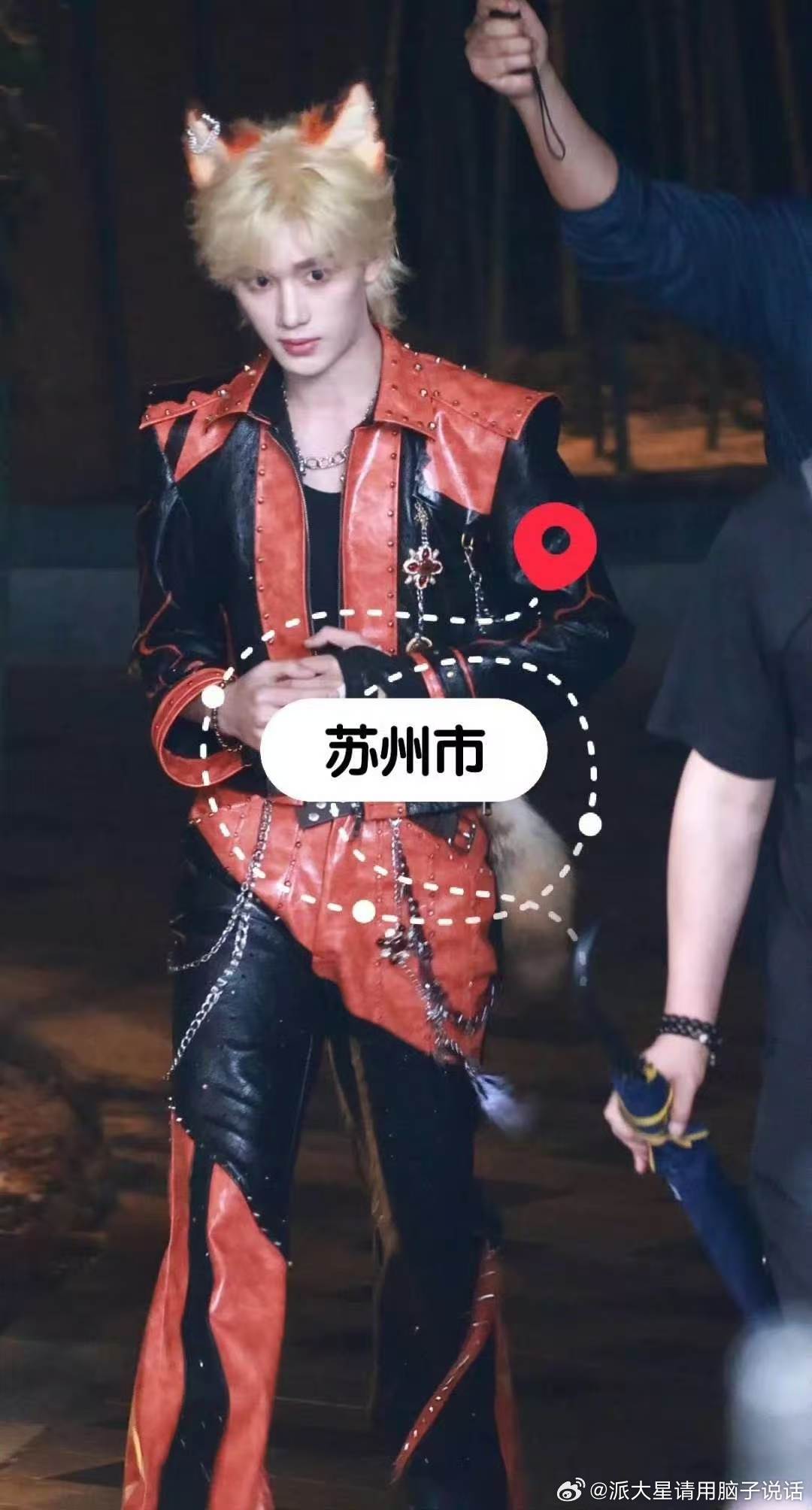 丁程鑫露出本体很难不被这套狐狸造型戳中，丁程鑫录制开推全程佩戴狐耳尾巴，走动时尾