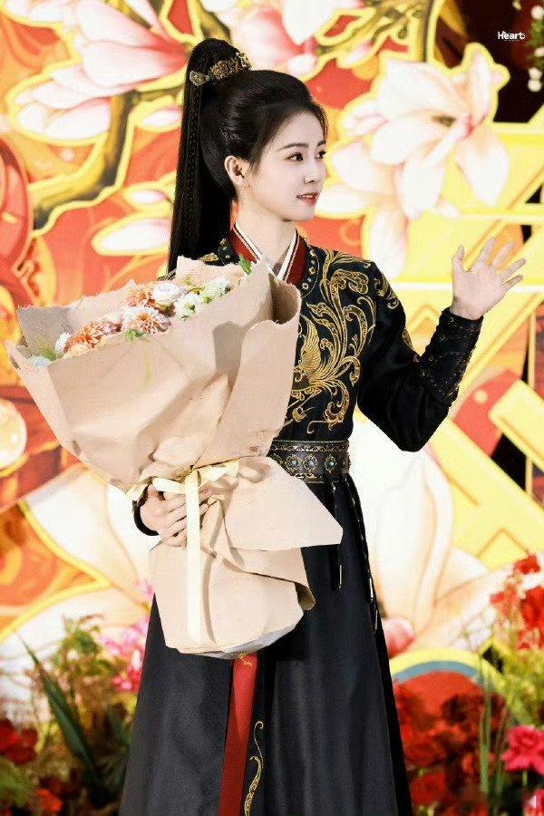 白鹿花式宠粉哇咔咔！白鹿在《唐宫奇案》杀青现场宠粉宠出新花样，比心比得超可爱，手