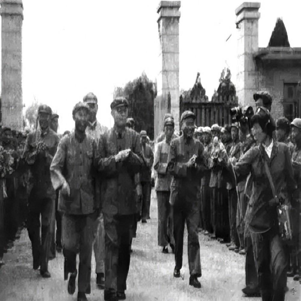 1964年，时任武汉军区司令员的陈再道上将，陪同叶剑英元帅视察了在河南信阳举办的