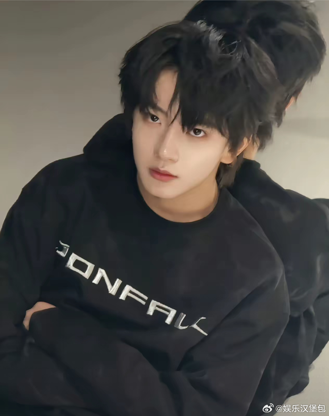 穆祉丞一顿饭就能骗走既视感看起来酷酷的少年，实则是美食驯服者，只要有好吃的就乖乖