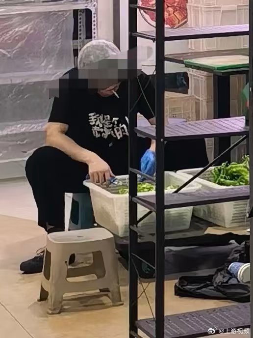 #北京一知名湘菜店员工边抽烟边切菜#【北京一湘菜店员工边抽烟边切青椒，门店回应：