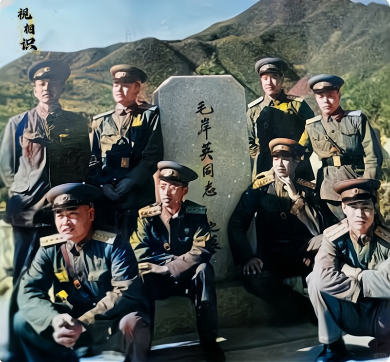 1955年，朝鲜，授衔后的志愿军军官们在毛岸英墓前，缅怀这位曾经的战友。
-
1...