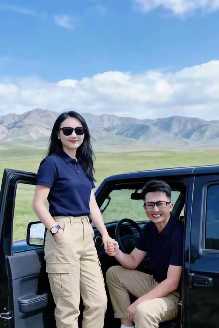 这位男士你们认识吗？
他身边的美女是谁？
要颜值有颜值，要身材有身材，他们两个人