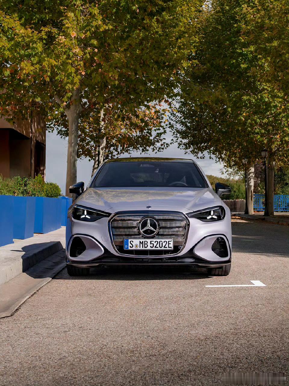 奔驰纯电C级全球首发前脸除了格栅还是很不错的侧面，百年车企也无法破姿态与纯电车内