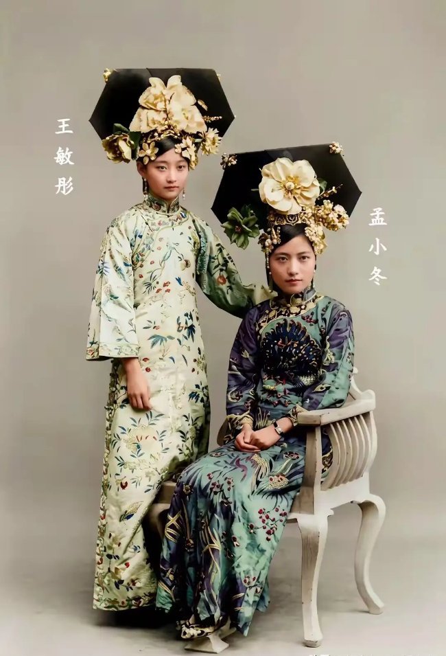 二十年代，孟小冬与晚清格格王敏彤的合影，她年轻貌美气质不凡 ​​​