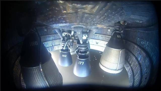 #星舰成功入轨# 在 RVac 下方右下角看，你可以看到一串 Starlink 卫星，当引擎点火时，
