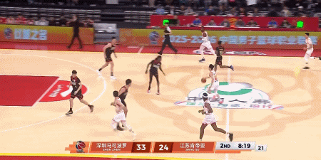 今日CBA常规赛继续进行，深圳男篮与江苏男篮交手。上半场比赛结束深圳男篮59-4