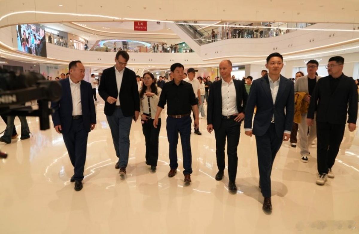 魏建军魏总这两天忙完车展的事，已经带着宝马的生产董事去逛爱情广场了魏建军带宝马高