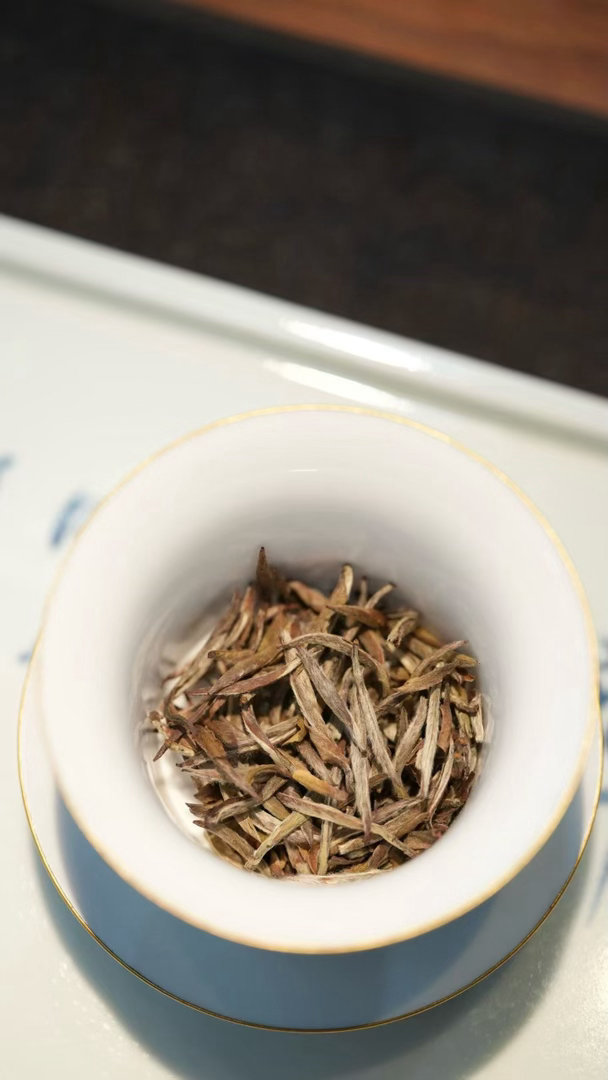 品茶赏器交友[超话]  有人说， 茶气入怀清如许，素心自静；女子如茶藏真味，淡而