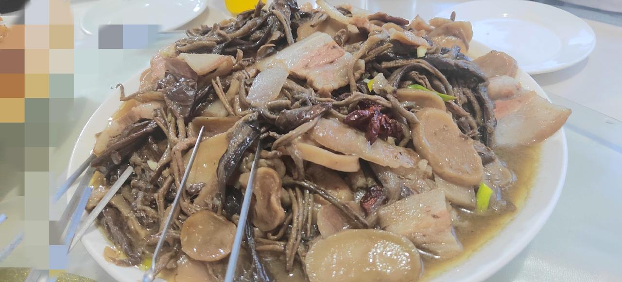 我最喜欢这道菜，我隔三差五就做一会，这个菜我起名叫“炒三干”，里面主要三种菜，那