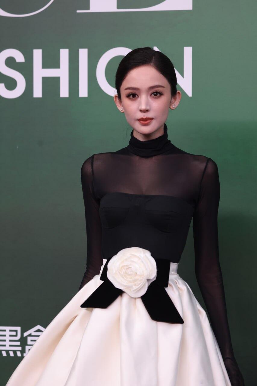 古力娜扎 “情趣风”透视装也太敢了，薄纱 