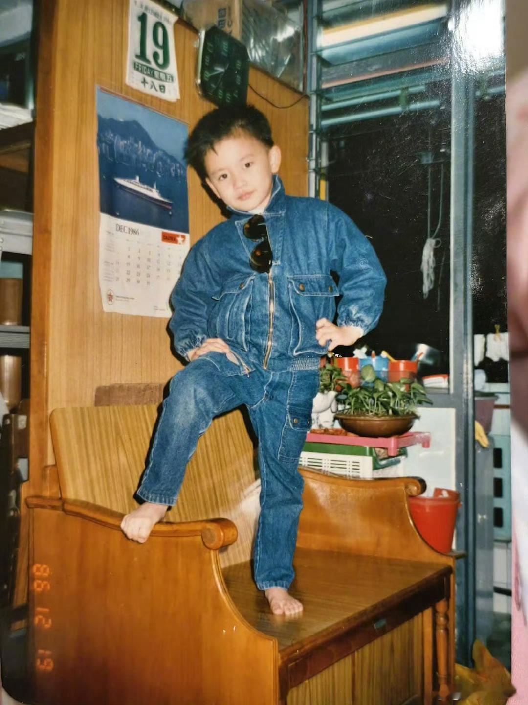 黄宗泽6岁已经是潮男不愧是港圈“痞帅天花板”，小小年纪就这么会摆pose，黄宗泽