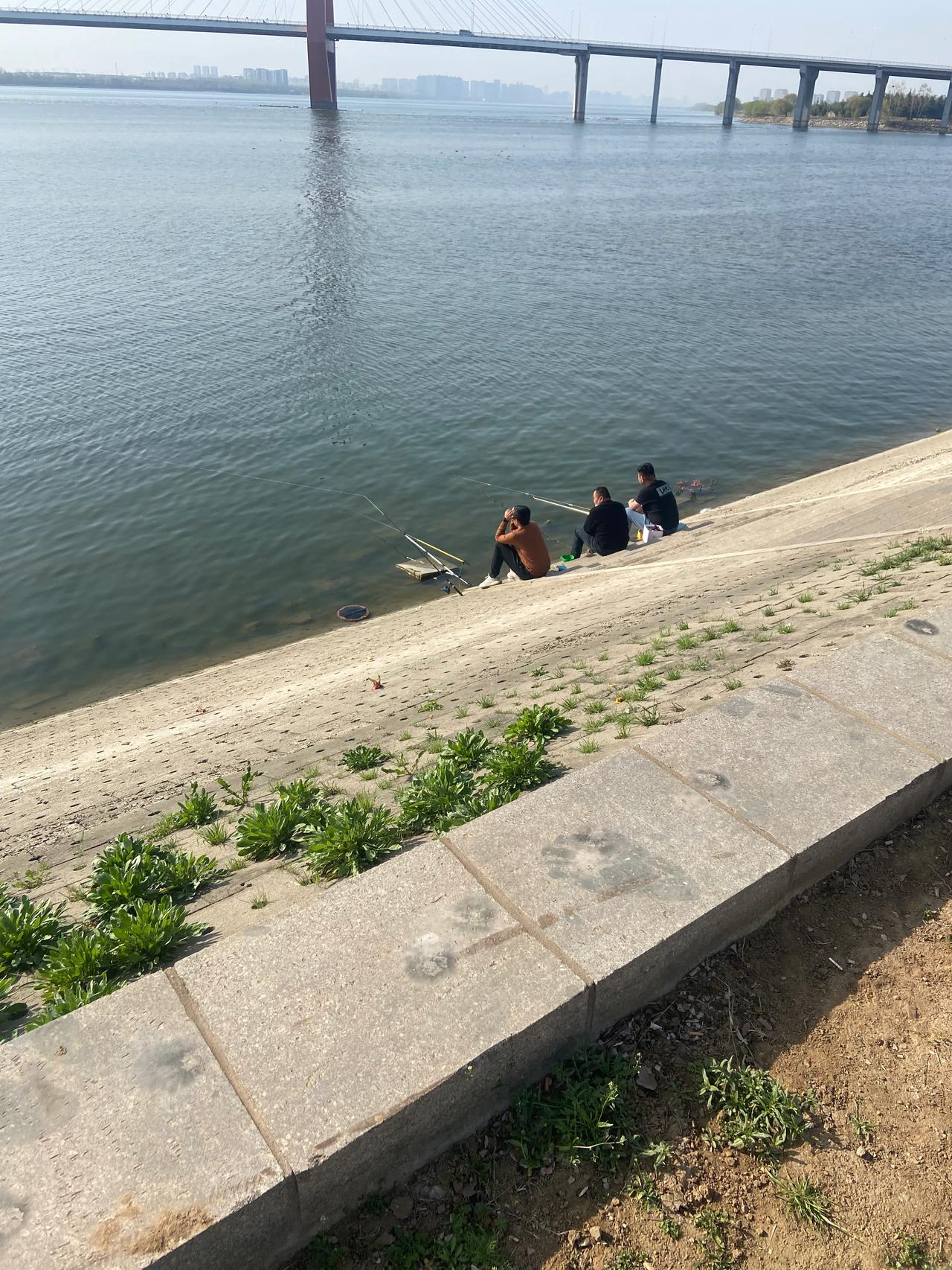 春日生活打卡季周末天气太好了，到河边吃烤串钓大鱼[大笑][呲牙][爱慕]