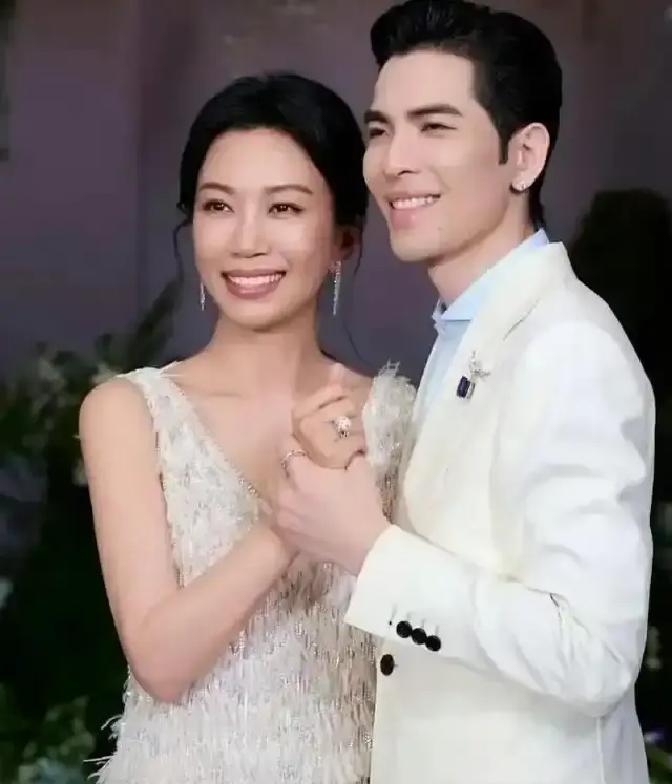 萧敬腾终于开口了。
他说，最打动他的，是老婆林有慧的“情绪稳定”。
我的天，这简