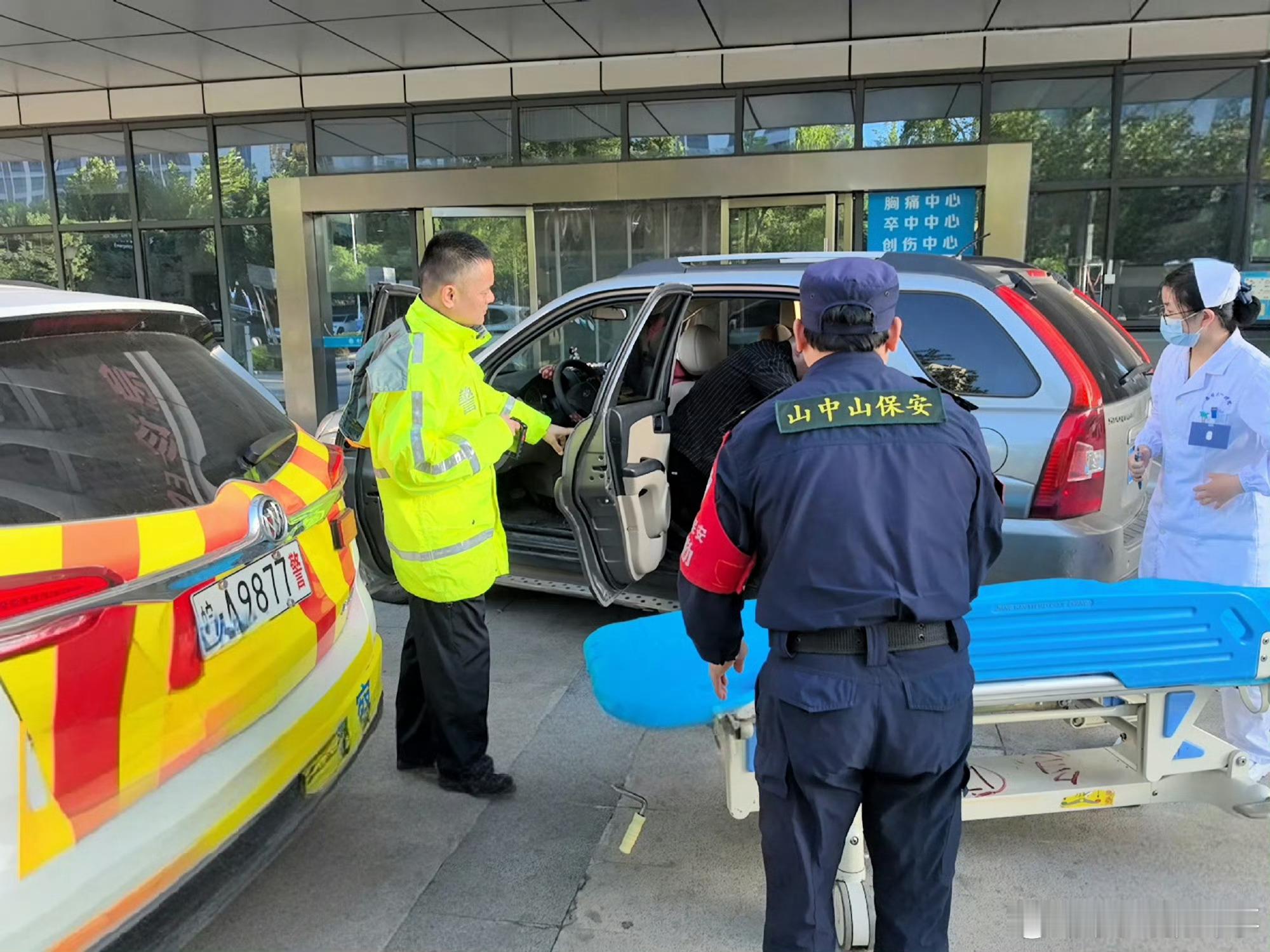 【#孕妇即将生产交警火速送医#】9月23日6时07分，安徽高速七大队接到群众报警
