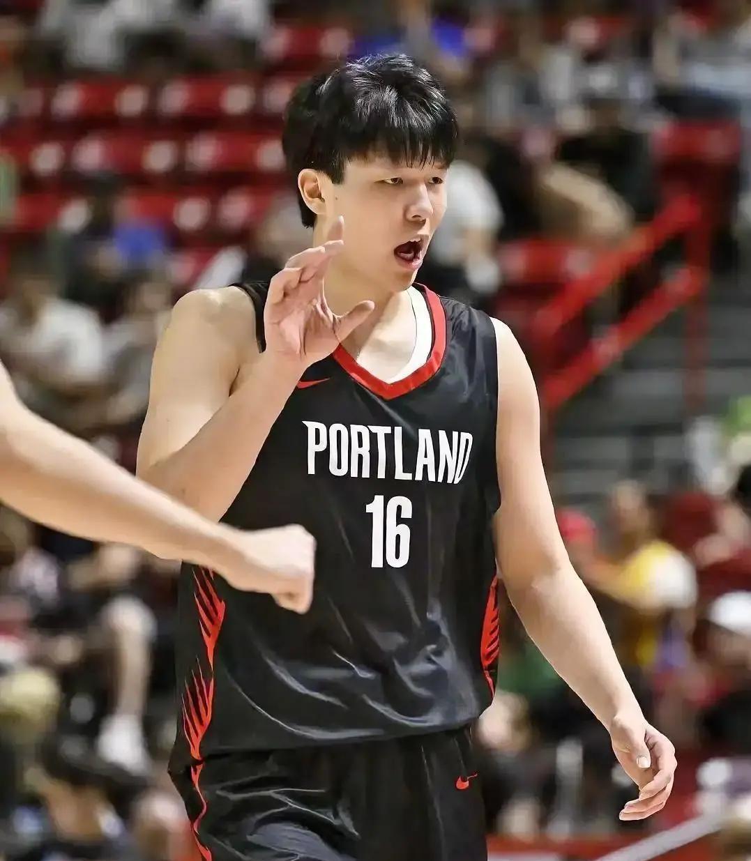 一个只打了8分钟的新人，竟让对手篮下命中率从60%砸到48%。
你看见他在禁区一