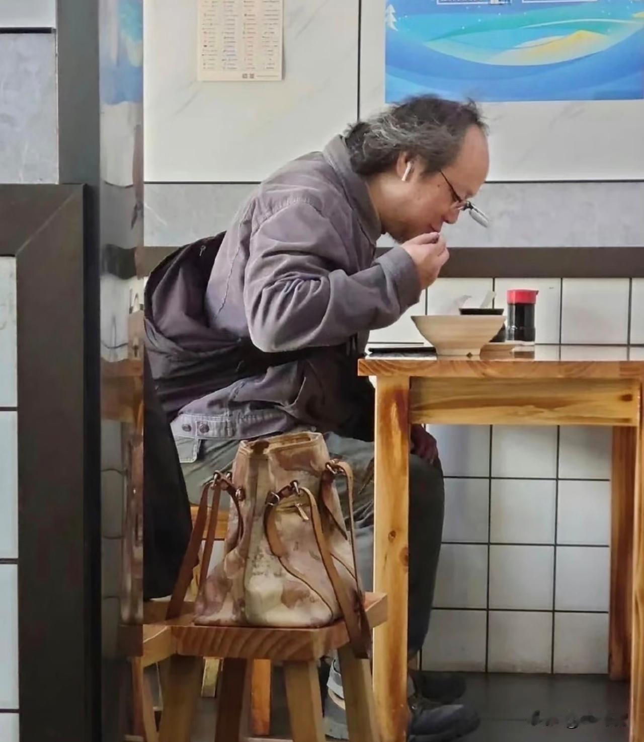 最近他的女儿参加《歌手》红起来，而他还是选择不像世俗低头做自己。他这种状态完全是
