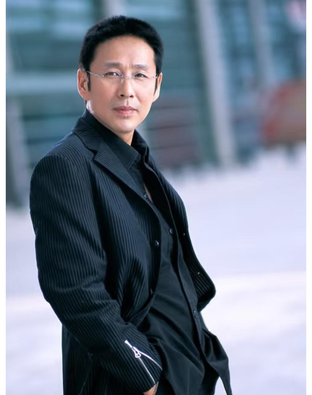 陈道明曾说：
没啥事不要和任何人搅和在一起
什么聚会、闲聊，能不去就不去
话多生