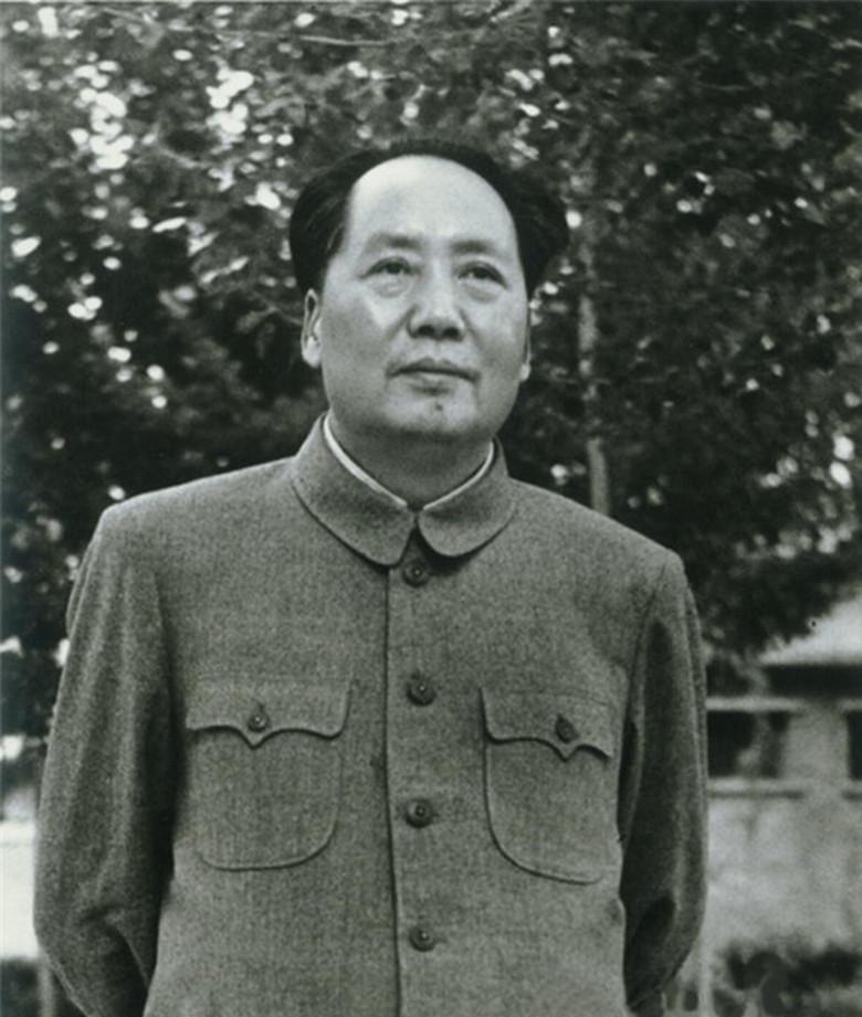 35年前飞夺泸定桥时一勇士壮烈牺牲，毛主席亲自为他添土哀悼，这位英雄究竟是谁？