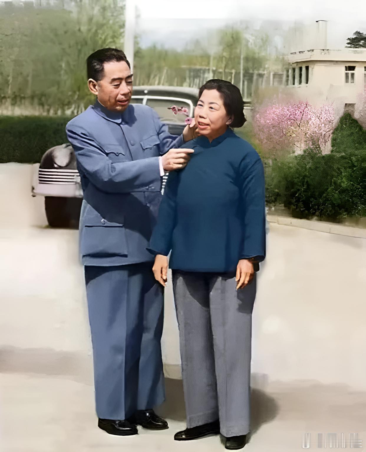 周总理与邓颖超恩爱瞬间，照片拍摄于1950年5月1日，照片中周总理正在为邓颖超整