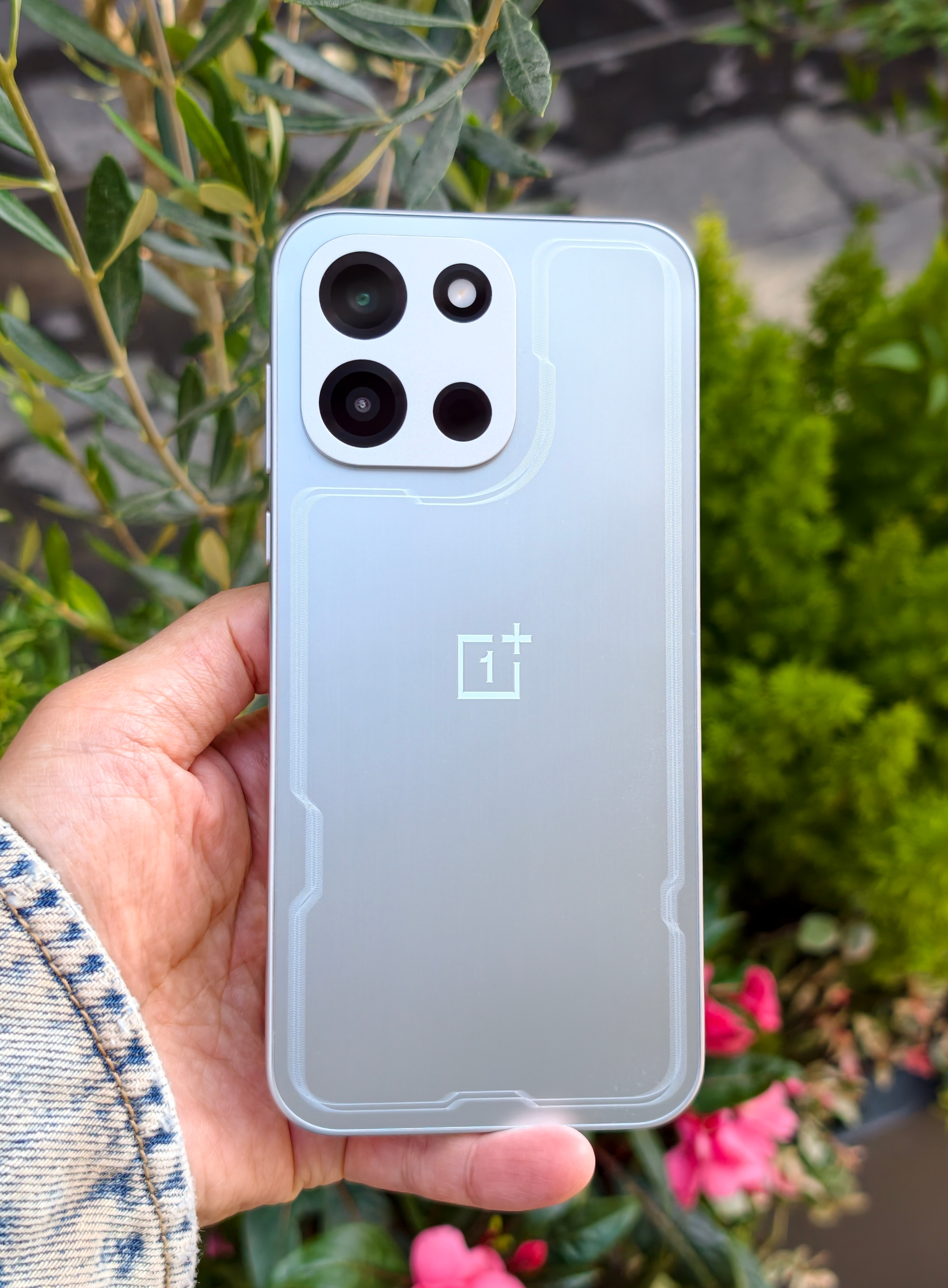 一加 Turbo 6追光银纯外观上手图。这背部和正面熄屏的颜值，感觉如何呢？